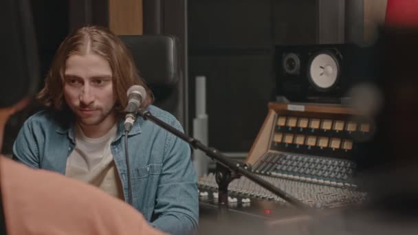 Genç Müzik Düeti Stüdyoda Birlikte Prova Yapıyor Gitar Çalıyor Şarkı — Stok video