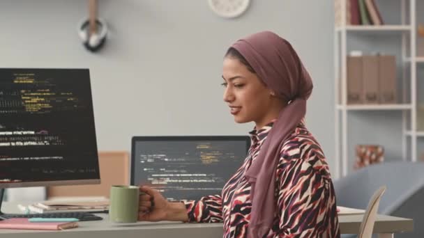 Talje Portræt Attraktive Unge Muslimske Kvinde Sidder Ved Skrivebordet Foran – Stock-video