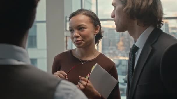 Aufstehen Multiethnischer Geschäftskollegen Die Modernen Büro Mit Panoramafenstern Plaudern — Stockvideo