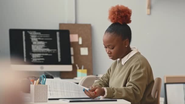 若いアフリカ系アメリカ人女性プログラマーの肖像画を待って 現代のプログラマのオフィスで机に座ってカメラで微笑みます — ストック動画
