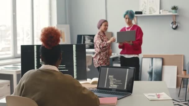 사무실에서 다민족 동료와 일하는 컴퓨터에 전문가 프로그램 코딩의 — 비디오
