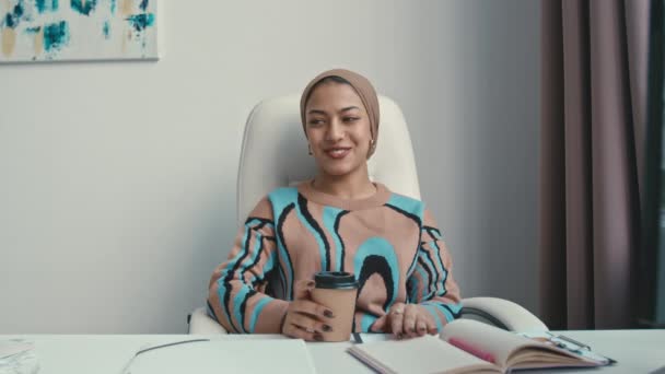 Talje Første Personer Synsvinkel Ung Muslimsk Kvinde Smilende Taler Ved – Stock-video