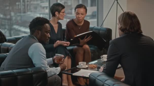 Команда Успешных Многонациональных Предпринимателей Сидящих Вместе Современном Офисе Панорамными Окнами — стоковое видео