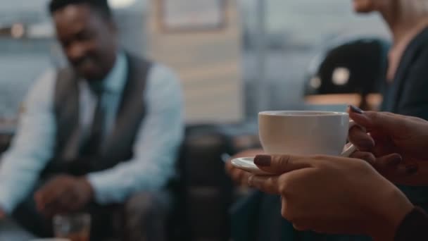 Detailní Záběr Nerozpoznatelné Podnikatelky Popíjející Kávu Při Jednání Partnery Luxusní — Stock video