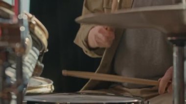 Stüdyoda bateri çalan tanınmayan müzisyenin görüntüsü.