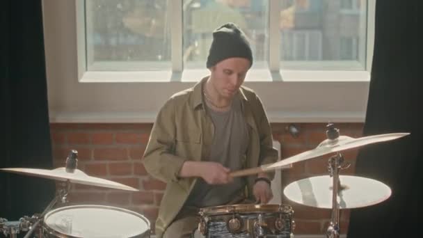 Medium Shot Van Jonge Volwassen Man Spelen Drums Binnen Studio — Stockvideo