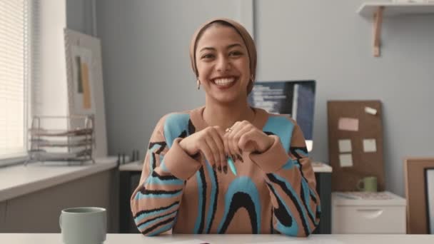 在现代信息技术办公室接受工作面试的年轻穆斯林妇女 在镜头前微笑聊天 唤醒她们的Pov — 图库视频影像