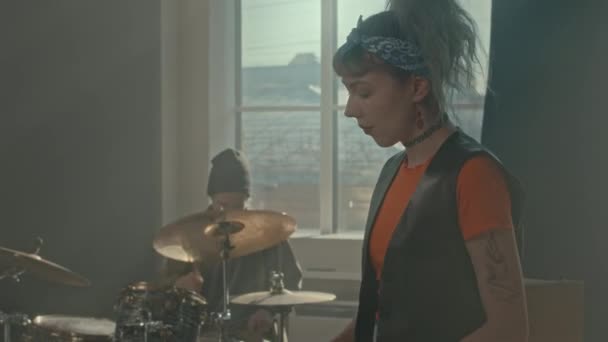 年轻的白人纹身女人在录音室和摇滚乐团排练时弹奏键盘 — 图库视频影像