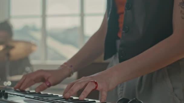 Kollarında Dövmeleri Olan Tanınmamış Bir Bayan Müzisyenin Stüdyoda Grubuyla Prova — Stok video