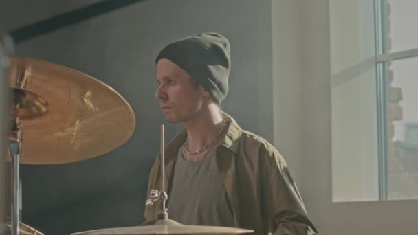 Genç Beyaz Erkek Davulcu Dumanlı Müzik Stüdyosunda Davul Çalıyor — Stok video