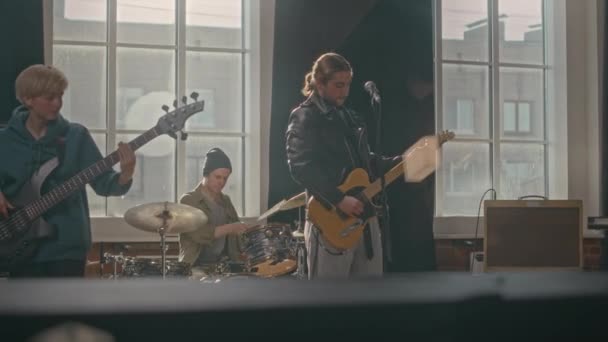 Молодая Энергичная Рок Группа Четырех Человек Играет Живую Музыку Помещении — стоковое видео