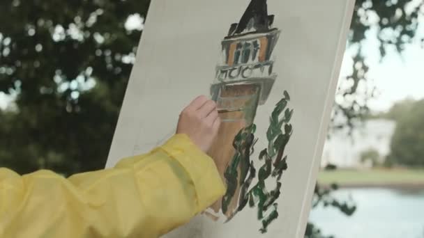Onherkenbare Hand Van Vrouwelijke Kunstenaar Geel Regenjas Schilderij Landschap Wit — Stockvideo