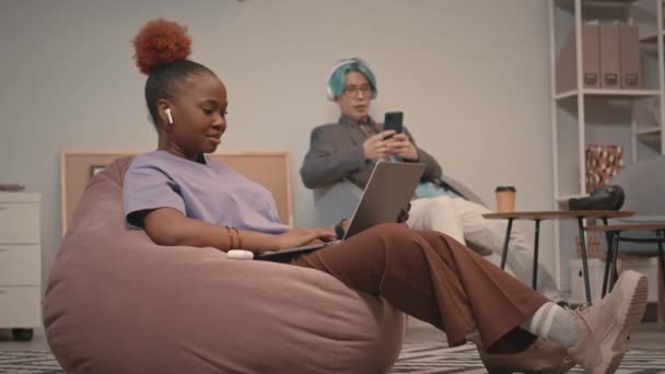 Afro Americano Ragazza Lavoro Studiare Laptop Mentre Suo Asiatico Maschio — Video Stock