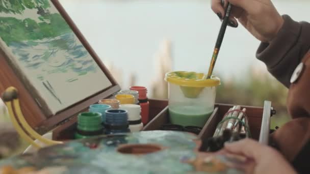 Artista Donna Irriconoscibile Con Unghie Nere Dipinto Paesaggio Verde Tela — Video Stock
