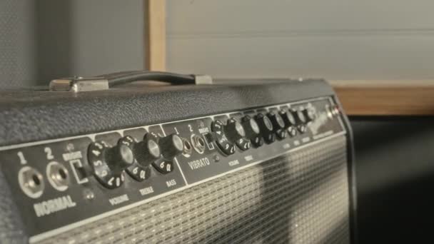 在音乐演播室里没有人密切关注老式吉他放大器 — 图库视频影像