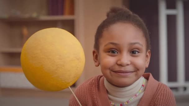 Hrudník Portrét Hezké Afroameričanky První Třídy Školní Dívka Skrývá Svůj — Stock video