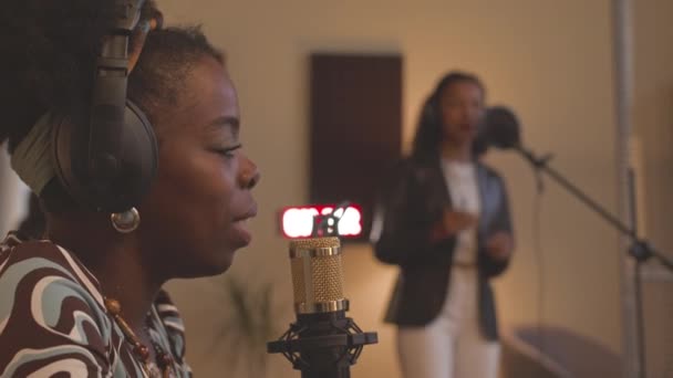 아프리카계 미국인 뮤지션의 Biracial 여자가 배경에서 마이크에서 노래를 부르는 라디오에 — 비디오