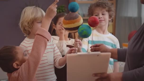 선생님과 작용하는 태양계의 다채로운 Diy 행성과 즐거운 초등학교 아이들의 기울기 — 비디오