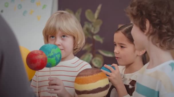 Ciekawi Zabawni Uczniowie Pierwszej Klasy Rozmawiający Nauczycielem Przedmiotów Ścisłych Podczas — Wideo stockowe