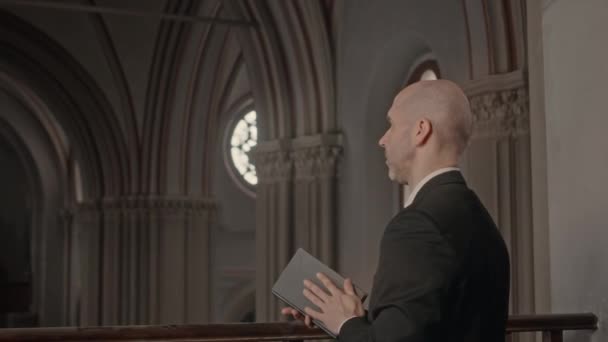 성경을 가톨릭 교회에서 나무로 가로장에 형식적인 나이의 대머리 성직자에 생각의 — 비디오