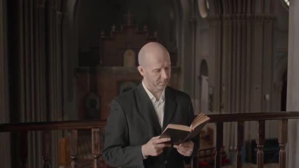 Orta Yaşlı Beyaz Saçlı Ncil Okuyan Rahibin Katolik Kilisesi Nde — Stok video