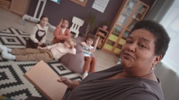 Toma Pov Mano Una Profesora Negra Positiva Grabando Video Blog — Vídeo de stock