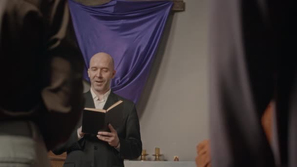 Mittlere Aufnahme Eines Kaukasischen Pastors Mittleren Alters Anzug Der Während — Stockvideo