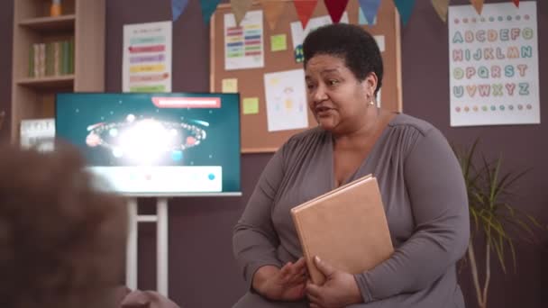 Medelhög Bild Medelålders Svart Kvinnlig Lärare Ger Vetenskap Lektion Till — Stockvideo