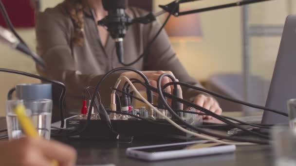 Junge Positive Radiomoderatorin Passt Ton Sendepult Während Sie Podcast Mit — Stockvideo