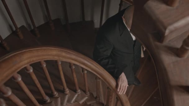 Katolik Rahibin Kilisedeki Ahşap Sarmal Merdivenlerden Yavaşça Inişi — Stok video