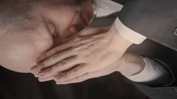 カトリック教会で神に語りかける祈りの手を持つ中年白人の司祭の垂直な中間閉鎖 — ストック動画