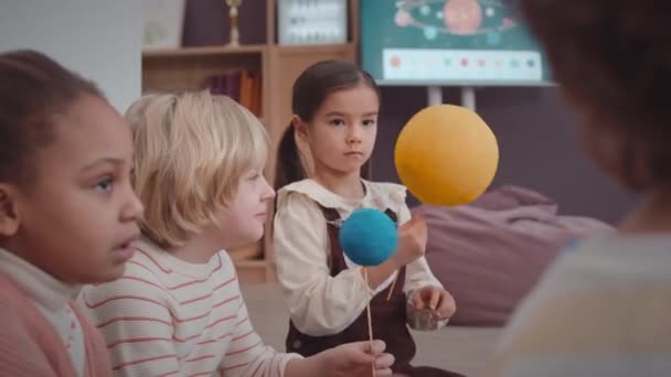 Multietniska Grundskolebarn Som Har Roligt Tillsammans Interaktiv Naturlektion Ljusa Rymliga — Stockvideo