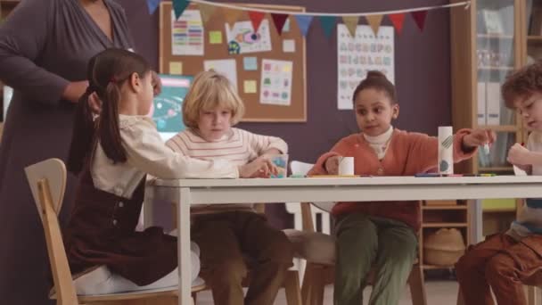 Schnappschuss Einer Nicht Wiederzuerkennenden Schwarzen Lehrerin Die Mit Multiethnischen Grundschulkindern — Stockvideo