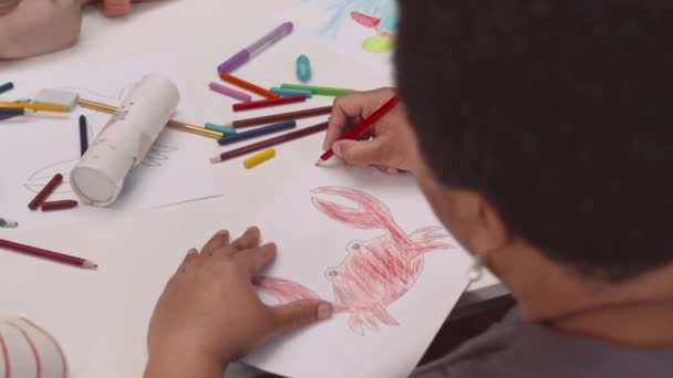 Über Die Schulter Einer Schwarzen Kindergärtnerin Die Kindern Unterricht Hervorragende — Stockvideo
