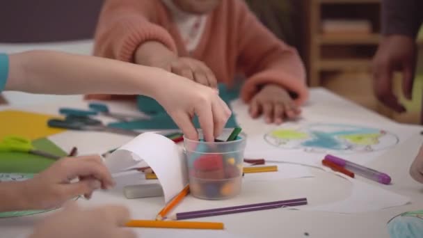 Schnappschuss Diverser Kinder Beim Zeichnen Von Planeten Und Raketen Space — Stockvideo