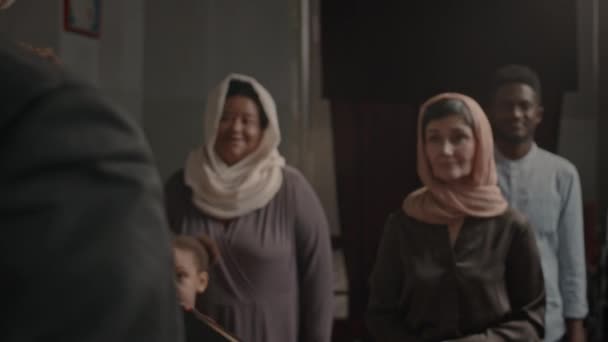 Prêtre Méconnaissable Parlant Groupe Multiethnique Personnes Lors Messe Dans Eglise — Video