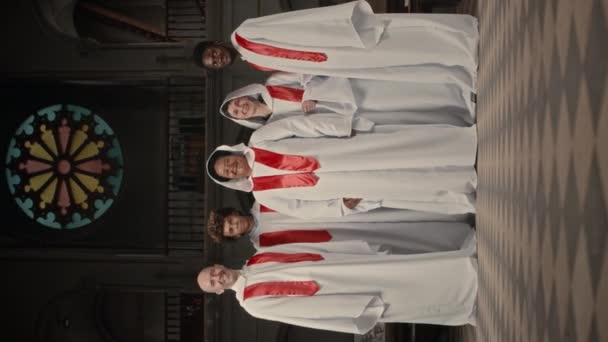 Pionowy Portret Pięciu Wielorasowych Członków Chóru Kościelnego Długich Białych Sukniach — Wideo stockowe