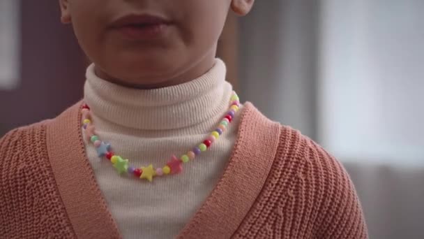 Zugeschnittene Mittlere Nahaufnahme Von Afroamerikanischen Mädchen Mit Niedlichen Perlen Bunte — Stockvideo