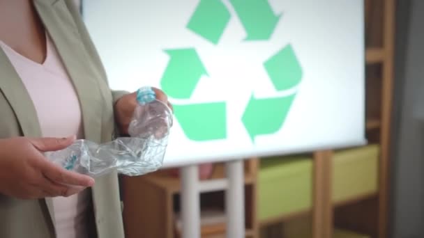 Обрізаний Знімок Невпізнаваної Афроамериканської Вчительки Жінки Розбитою Пластиковою Пляшкою Руках — стокове відео