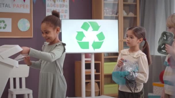 不同的一年级学生和他们的老师一起参加学校的生态计划 将垃圾分类 以便进一步循环再用 — 图库视频影像