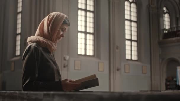 Volwassen Blanke Vrouwelijke Parochiaan Hoofddoek Die Bijbel Katholieke Kerk Leest — Stockvideo