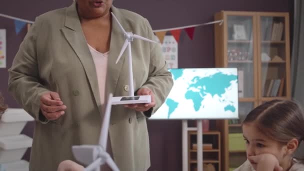 Обрізаний Знімок Чорної Вчительки Показує Моделі Вітряних Млинів Мультикультурним Дітям — стокове відео
