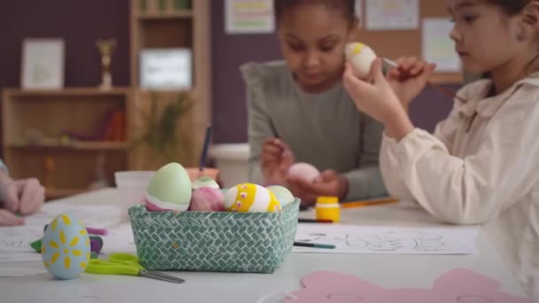 Kreative Multikulturelle Schulkinder Bemalen Ostereier Basteln Und Zeichnen Während Der — Stockvideo