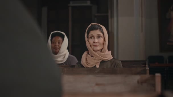 일요일에 예배에 참석하는 스카프에 여성의 벤치에 설교를 — 비디오
