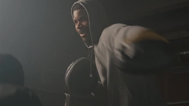决心与非洲裔美国男子教练一起练拳击的穆斯林妇女在拳击赛中打斗 — 图库视频影像