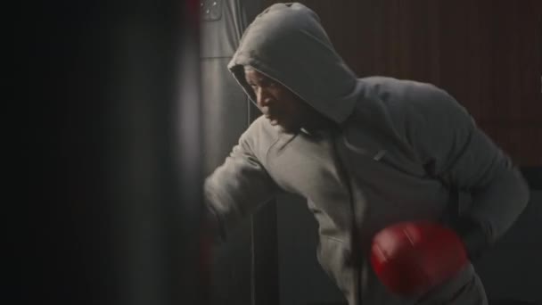 Agressivo Preto Boxer Sportswear Cinza Luvas Vermelhas Batendo Saco Perfuração — Vídeo de Stock