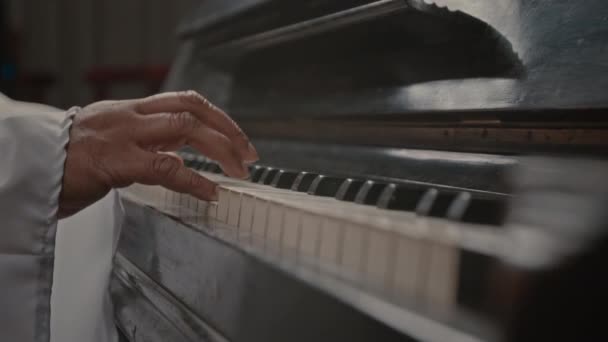 屋内での宗教奉仕中にピアノを演奏する 認識できない教会ミュージシャンの閉鎖 — ストック動画