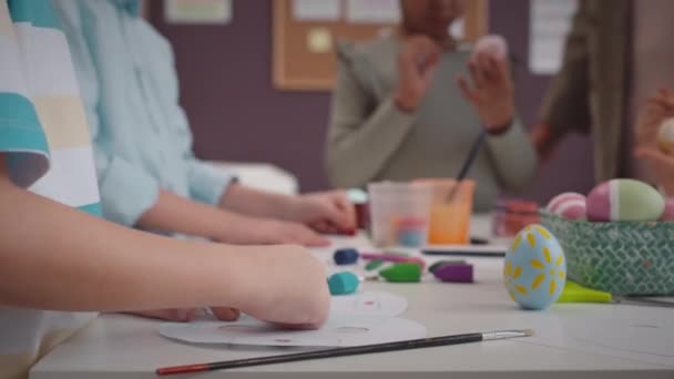 Schnappschuss Von Multiethnischen Vorschulkindern Die Unterricht Gemeinsam Osterbasteln — Stockvideo