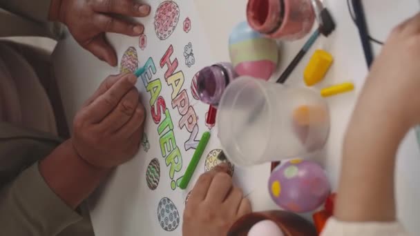 黑人女教师和多民族儿童在课堂上一起画复活节明信片时 用彩色蜡笔画的垂直剪影 — 图库视频影像