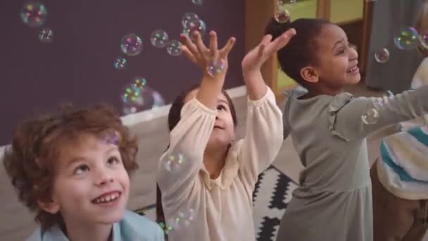 在室内一起玩肥皂泡时 拍到四个不同年级的孩子玩得很开心的高角镜头 — 图库视频影像